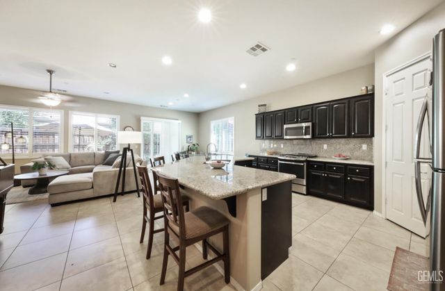 10006 Besancon Way, Bakersfield, CA 93306