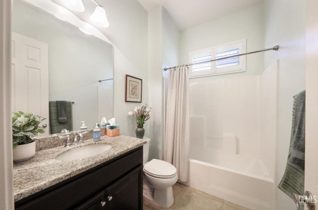 10006 Besancon Way, Bakersfield, CA 93306
