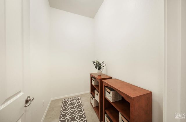 10006 Besancon Way, Bakersfield, CA 93306