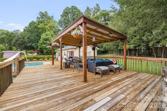 318 Sharon Avenue NW, Lenoir, NC 28645