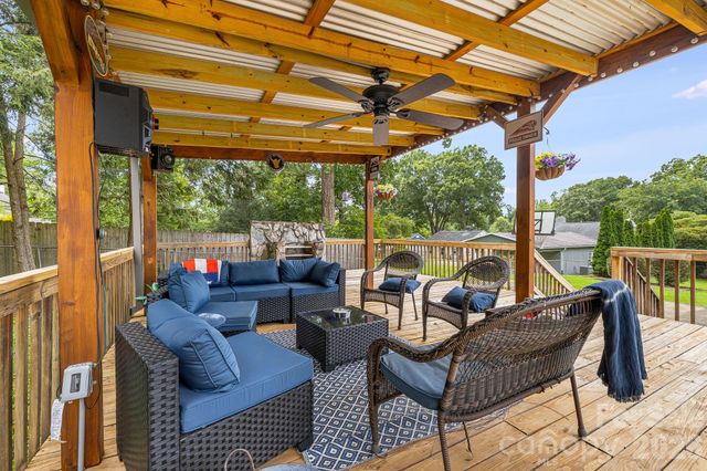 318 Sharon Avenue NW, Lenoir, NC 28645