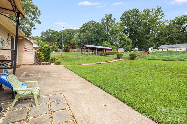 318 Sharon Avenue NW, Lenoir, NC 28645
