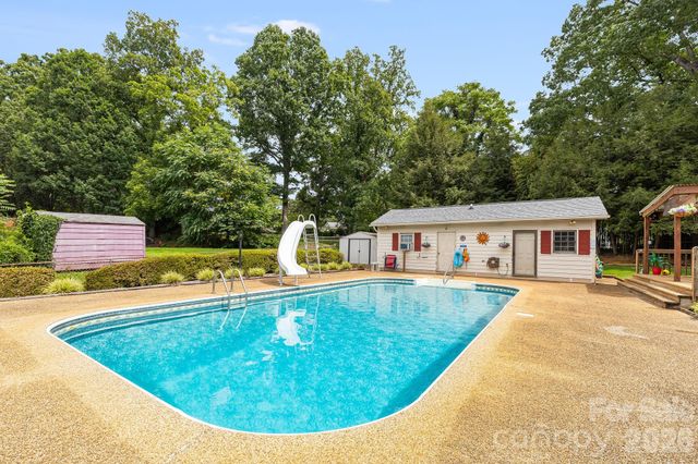 318 Sharon Avenue NW, Lenoir, NC 28645