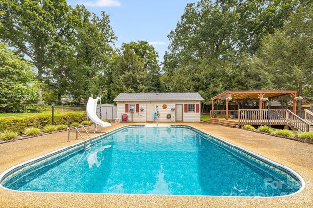 318 Sharon Avenue NW, Lenoir, NC 28645