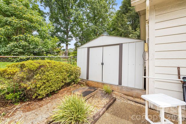 318 Sharon Avenue NW, Lenoir, NC 28645