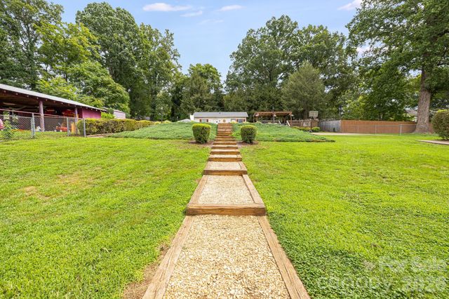 318 Sharon Avenue NW, Lenoir, NC 28645