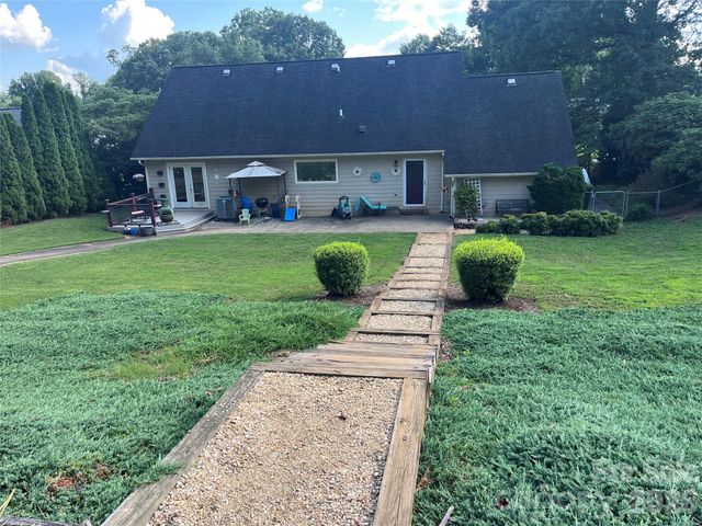 318 Sharon Avenue NW, Lenoir, NC 28645