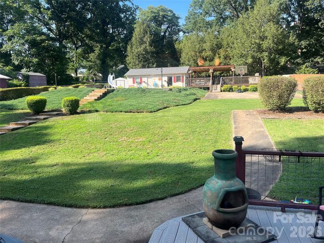 318 Sharon Avenue NW, Lenoir, NC 28645