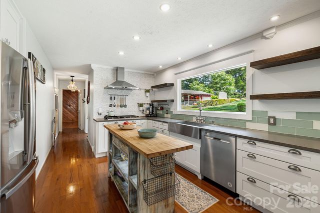 318 Sharon Avenue NW, Lenoir, NC 28645