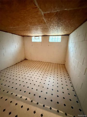 2425 Nerredia Street, Flint, MI 48532