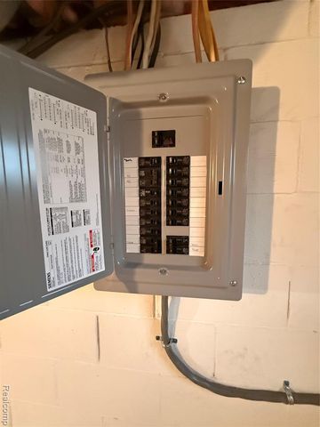 2425 Nerredia Street, Flint, MI 48532