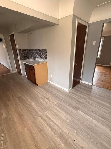 2425 Nerredia Street, Flint, MI 48532