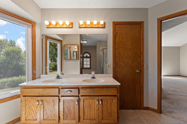 978 Winterberry Drive, Woodbury, MN 55125