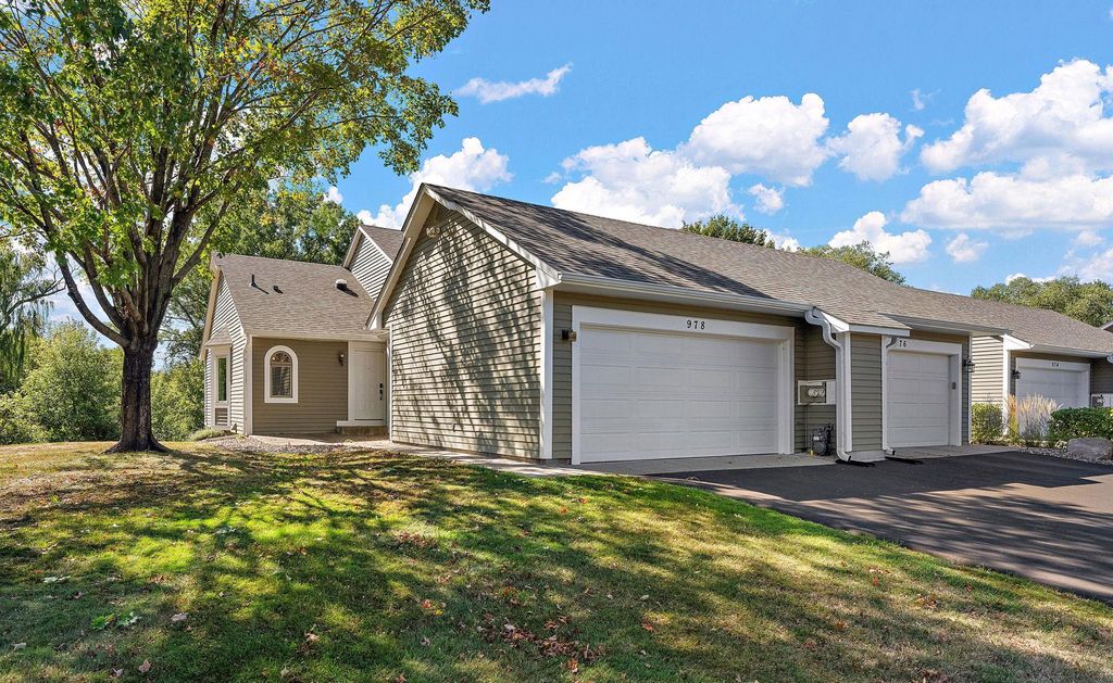 978 Winterberry Drive, Woodbury, MN 55125