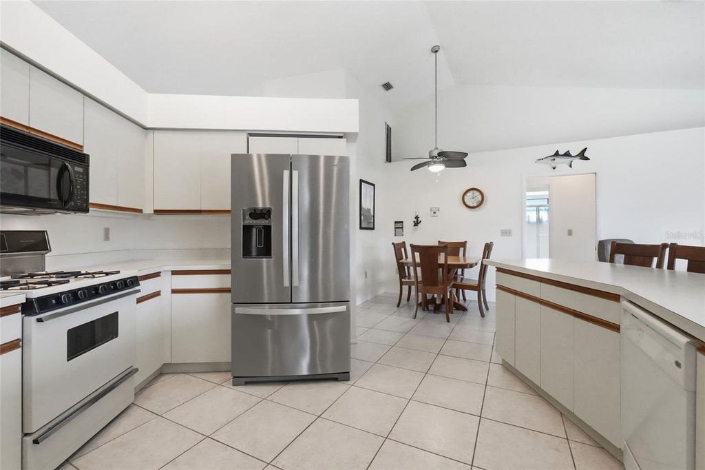 Image 19 of property listing at 4523 4TH AVENUE NE, Bradenton, FL 34208