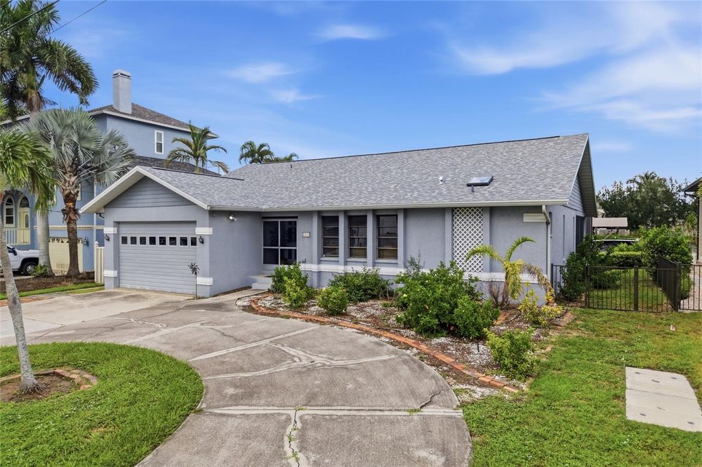 Image 6 of property listing at 4523 4TH AVENUE NE, Bradenton, FL 34208