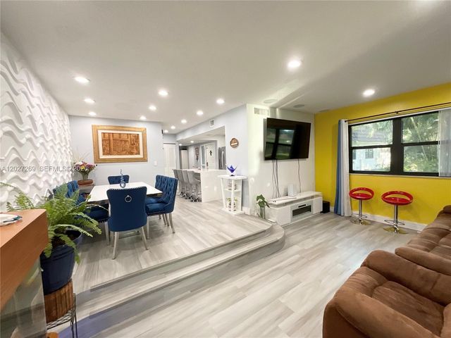 1502 NW 90th Way 1502, Pembroke Pines, FL 33024