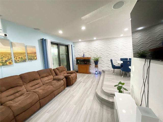 1502 NW 90th Way 1502, Pembroke Pines, FL 33024
