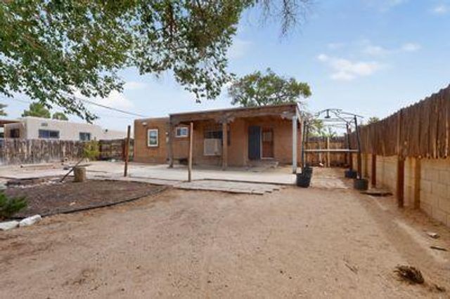 705 Palomas Drive SE, Albuquerque, NM 87108