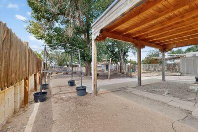 705 Palomas Drive SE, Albuquerque, NM 87108