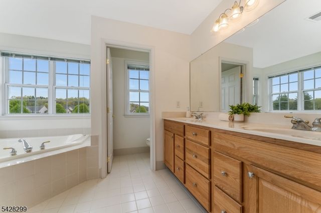 87 Crestview Dr, Clinton Twp., NJ 08809