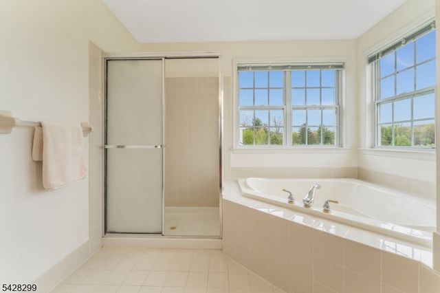 87 Crestview Dr, Clinton Twp., NJ 08809