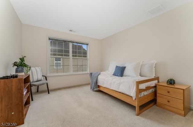 87 Crestview Dr, Clinton Twp., NJ 08809