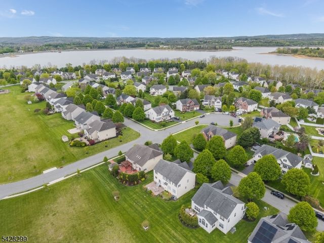 87 Crestview Dr, Clinton Twp., NJ 08809