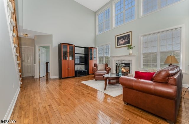 87 Crestview Dr, Clinton Twp., NJ 08809