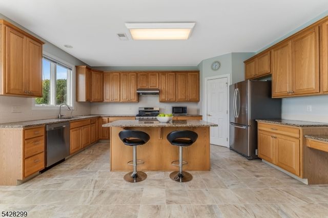 87 Crestview Dr, Clinton Twp., NJ 08809