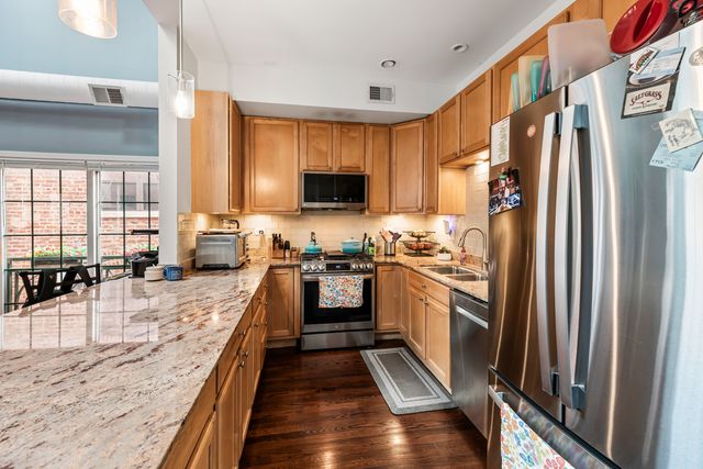 811 W Superior Street 4, Chicago, IL 60642