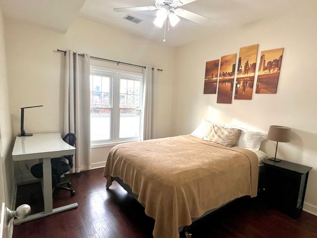 811 W Superior Street 4, Chicago, IL 60642