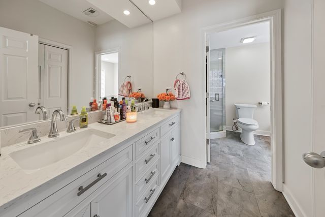 811 W Superior Street 4, Chicago, IL 60642