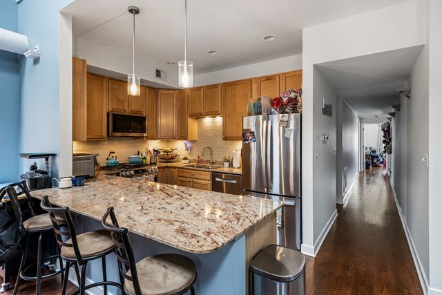 811 W Superior Street 4, Chicago, IL 60642