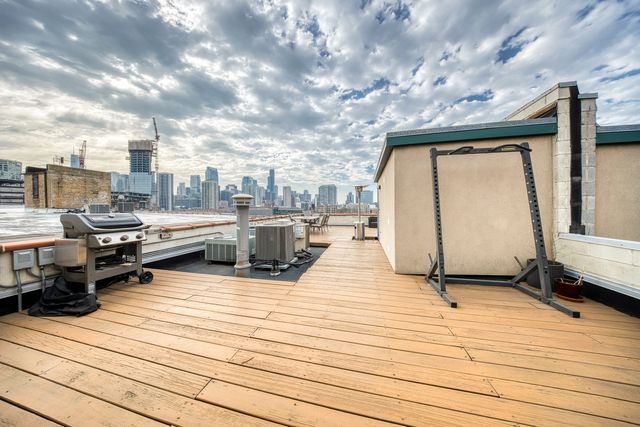 811 W Superior Street 4, Chicago, IL 60642