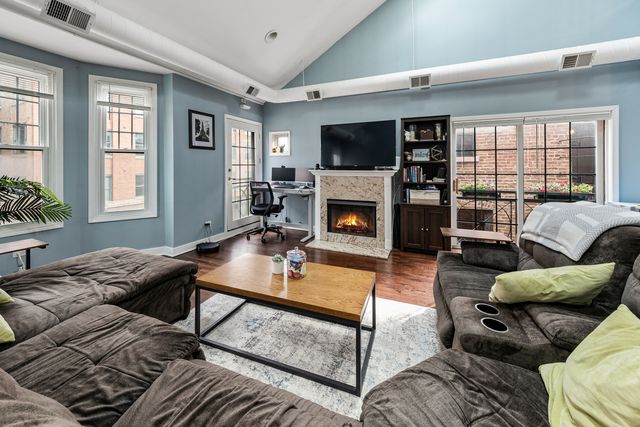 811 W Superior Street 4, Chicago, IL 60642