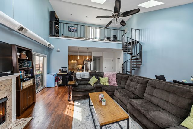 811 W Superior Street 4, Chicago, IL 60642