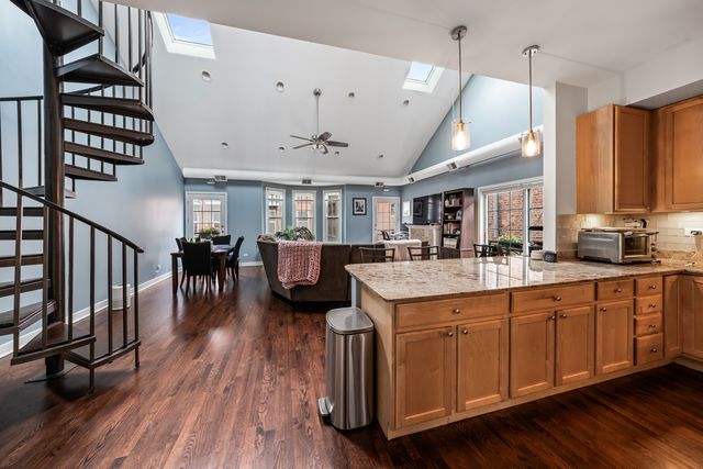 811 W Superior Street 4, Chicago, IL 60642