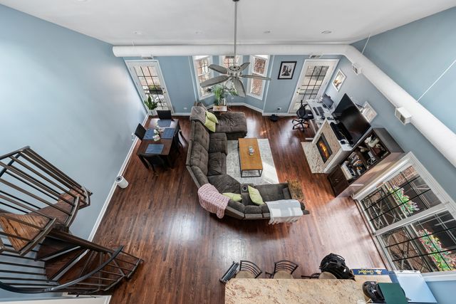 811 W Superior Street 4, Chicago, IL 60642