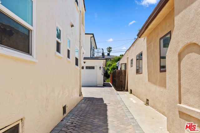 1433 Livonia Avenue, Los Angeles, CA 90035