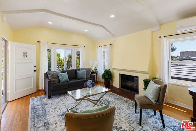 1433 Livonia Avenue, Los Angeles, CA 90035
