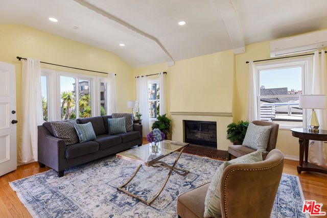 1433 Livonia Avenue, Los Angeles, CA 90035