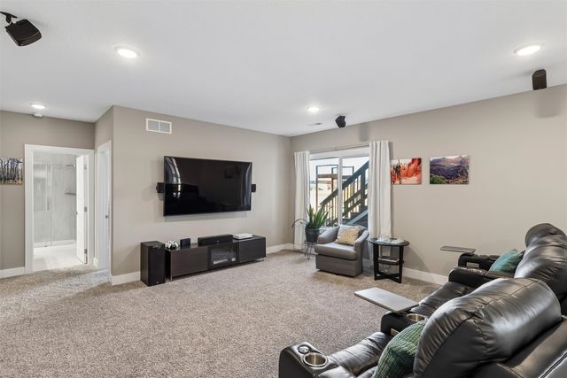 7728 NW 95th Court, Johnston, IA 50131