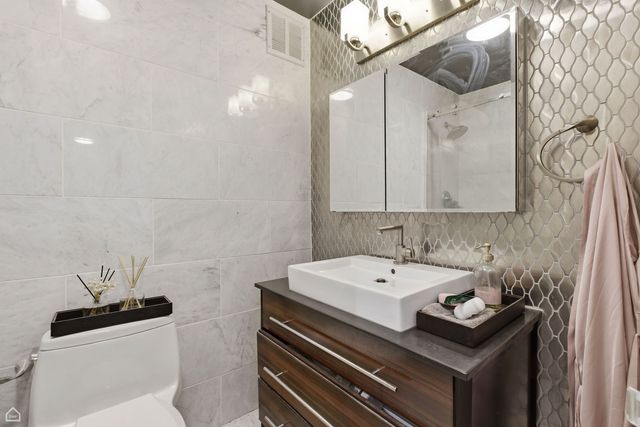 100 E Walton Street 11B, Chicago, IL 60611