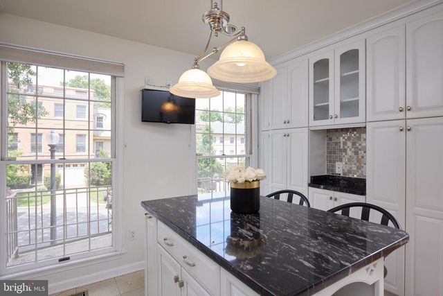 2712 UNICORN LN NW, Washington, DC 20015