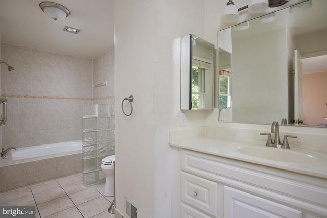 2712 UNICORN LN NW, Washington, DC 20015