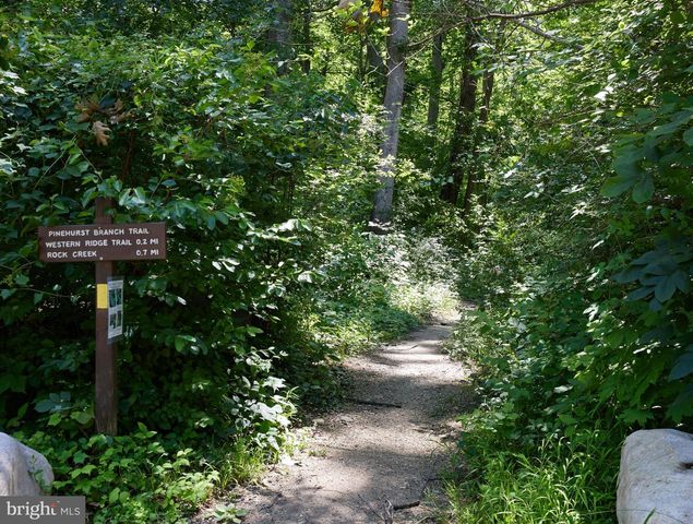 2712 UNICORN LN NW, Washington, DC 20015