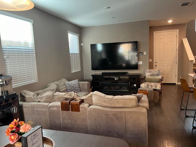 9914 Macabee Ln, Elk Grove, CA 95757