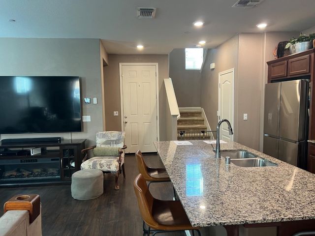 9914 Macabee Ln, Elk Grove, CA 95757