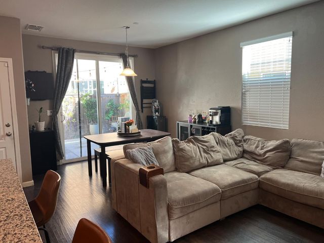 9914 Macabee Ln, Elk Grove, CA 95757